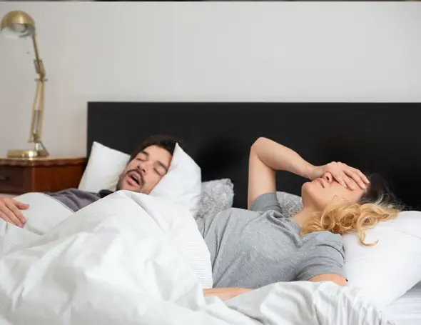 Hoe beïnvloedt slaapapneu jouw slaap? Oorzaken, preventie en behandelingen uitgelegd.